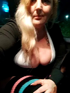 BecciDeluxe live sex cam