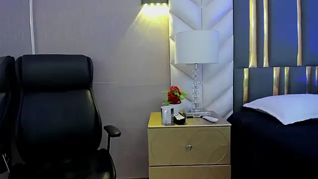 ChloeHarper_'s cam snapshot