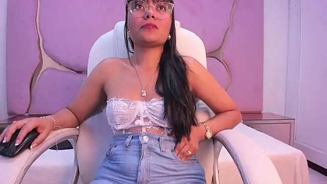 Aisha_Leenss's cam snapshot