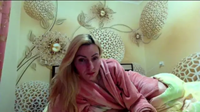 Yourrealgirl's cam snapshot