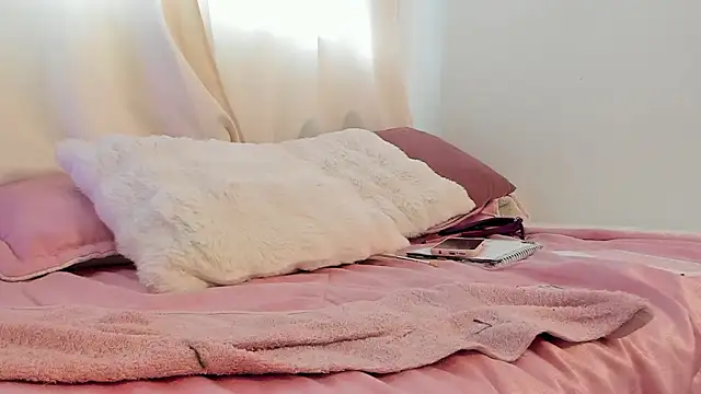 canelleGarces's cam snapshot