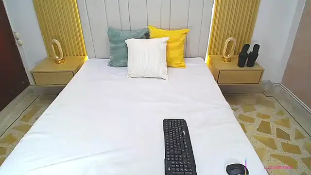 WildScarlet's cam snapshot