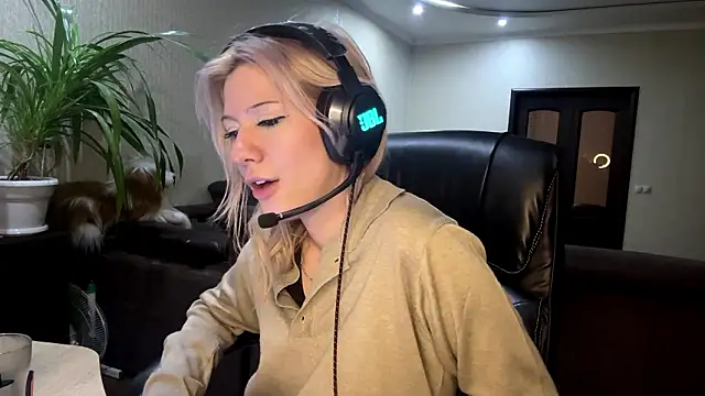 LadyFoxLove's cam snapshot