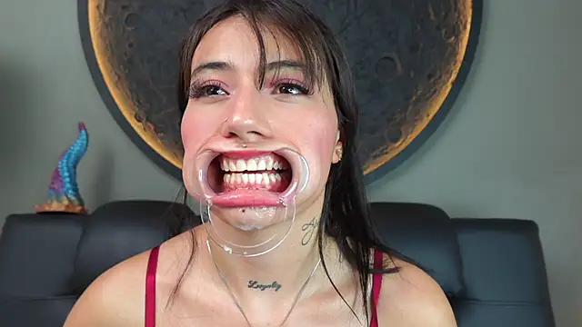 miss_sharlotte18's cam snapshot