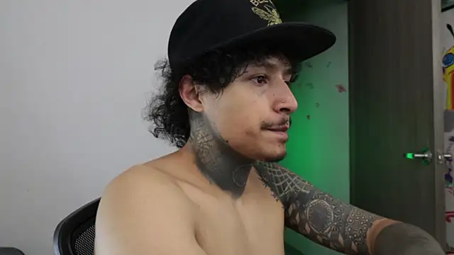 trieone live sex cam