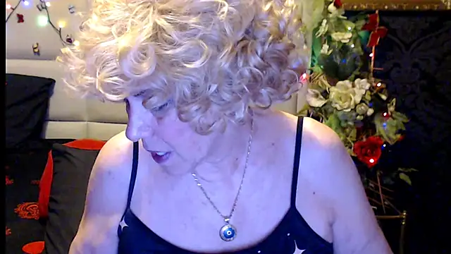 HappyWomanOn's cam snapshot