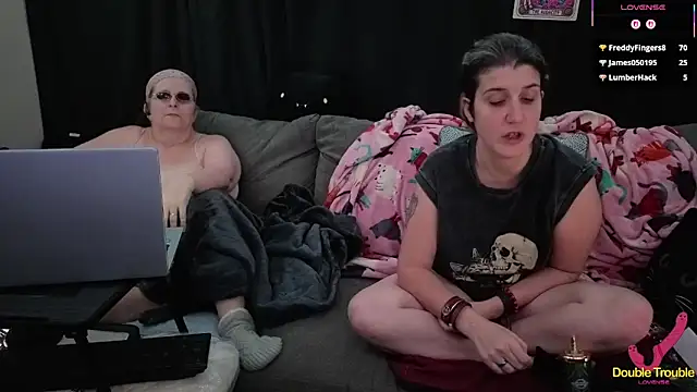 Bella_and_Marie's cam snapshot