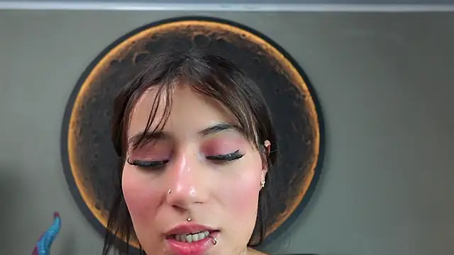 miss_sharlotte18's cam snapshot