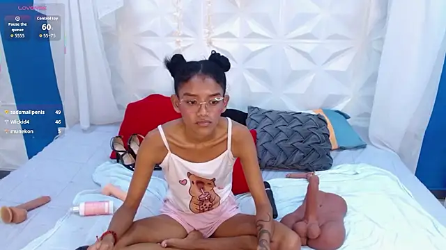 adisson_petite1's cam snapshot