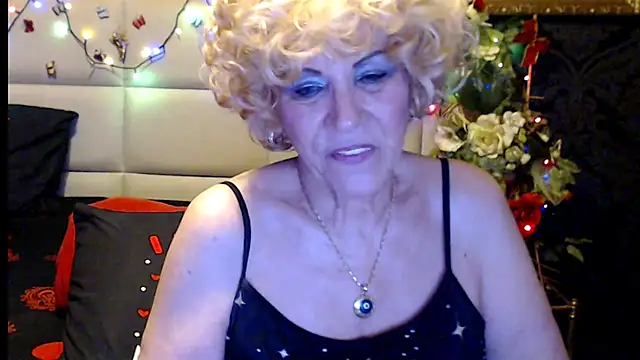 HappyWomanOn live sex cam