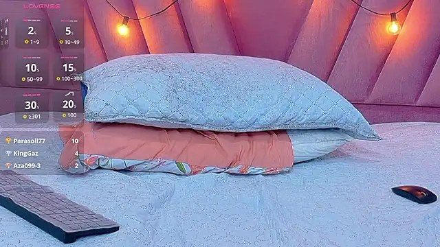 hornybarelylegalgirl's cam snapshot