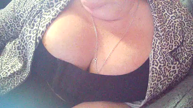 Playful_MILF_Demi's cam snapshot