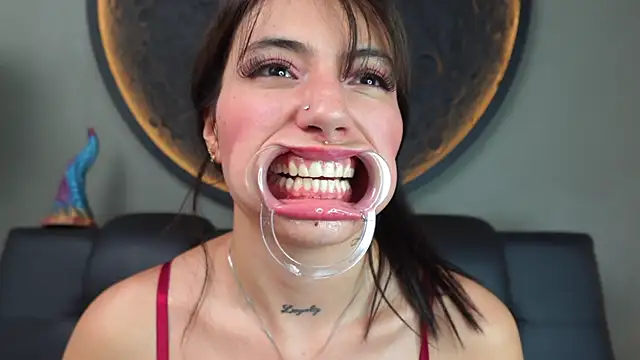 miss_sharlotte18's cam snapshot