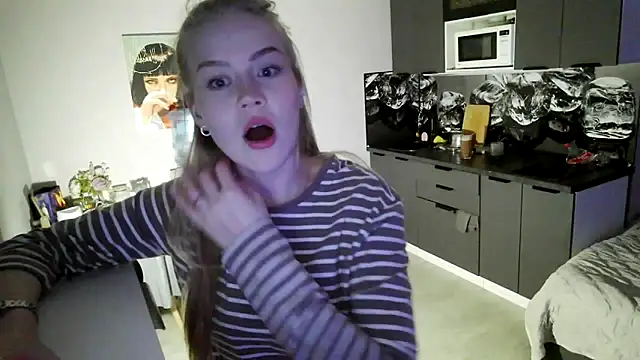 LunaPeony's cam snapshot