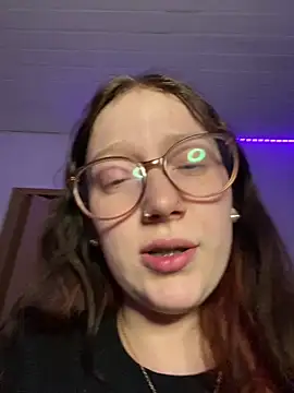 YoungLisaa18 live sex cam