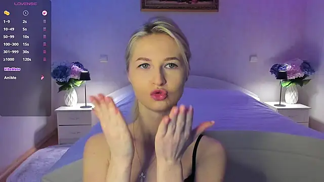 Julie_Blaze's cam snapshot