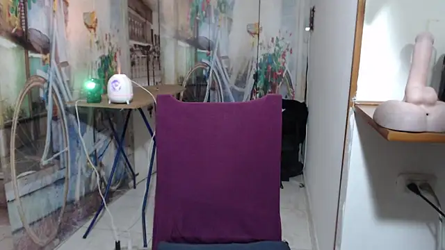 curly_greeneyed's cam snapshot