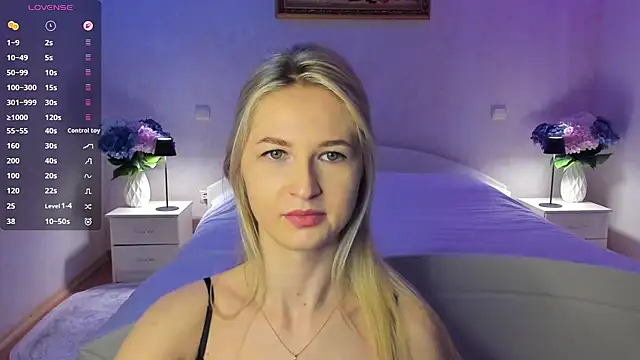 Julie_Blaze's cam snapshot