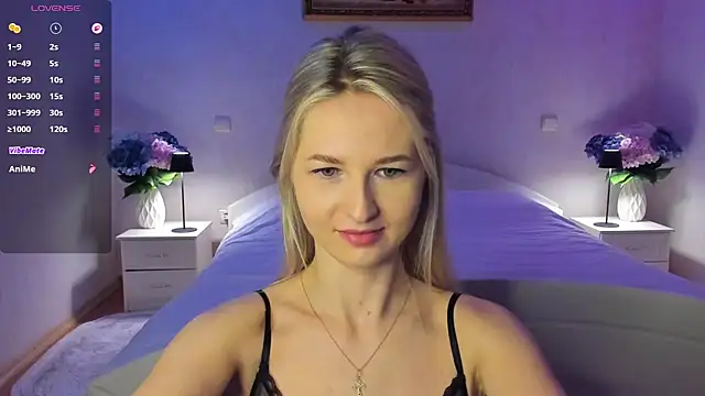 Julie_Blaze's cam snapshot