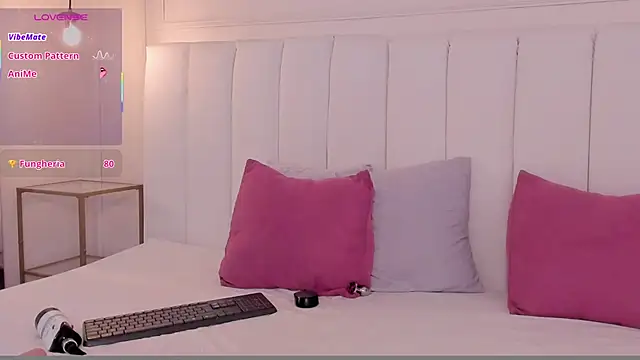 mae_lyra's cam snapshot