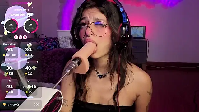 larah_uwu's cam snapshot