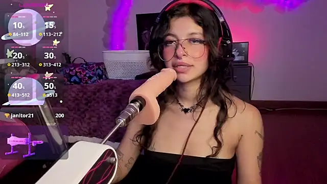 larah_uwu's cam snapshot