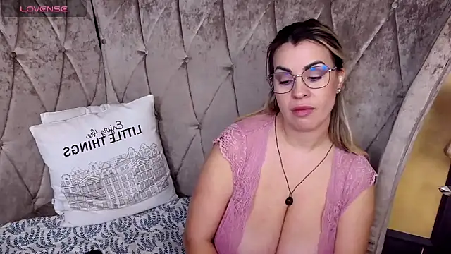 BustyGizelle live sex cam