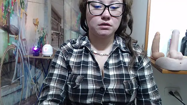 curly_greeneyed's cam snapshot