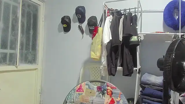 Queensoffie's cam snapshot