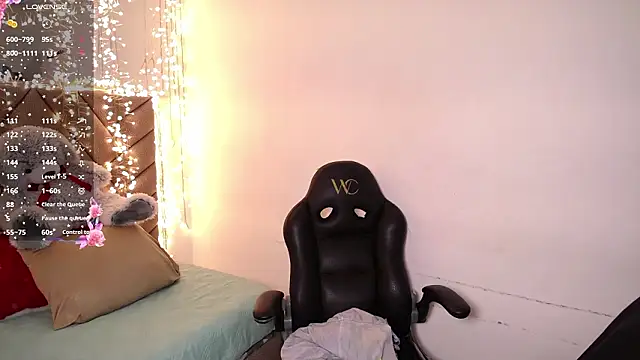 heluejamil's cam snapshot