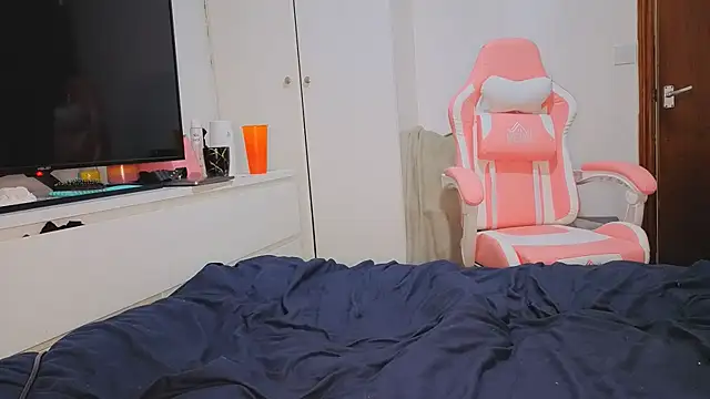 ENGLISHEMILY_69's cam snapshot