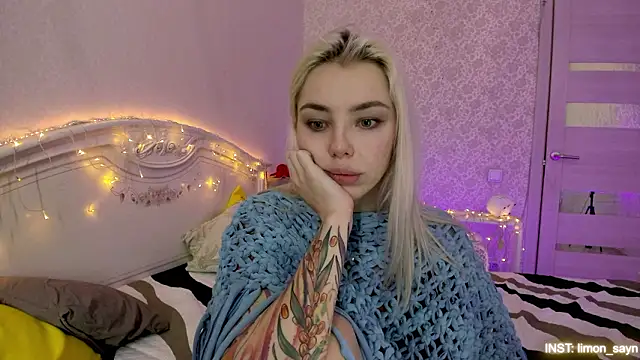 LillyMoure_'s cam snapshot