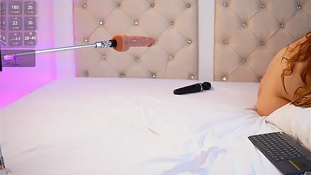 caroline_adams_'s cam snapshot