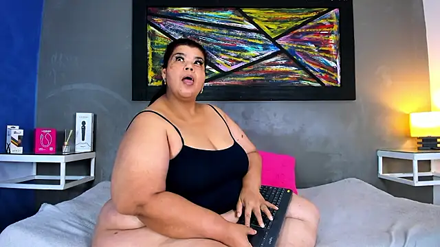 Charlotte_curvy_'s cam snapshot