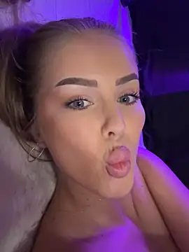 AubrieleRouj1's cam snapshot