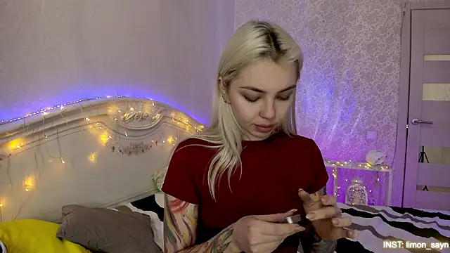 LillyMoure_'s cam snapshot