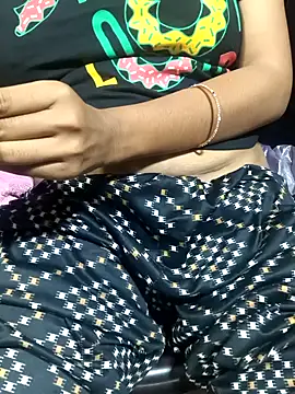 call_me_mouni099's cam snapshot