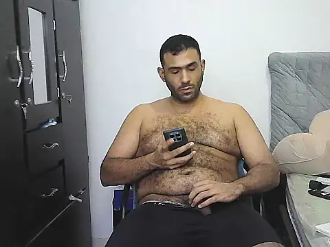 AlphaLatinoBear live sex cam