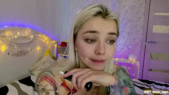 LillyMoure_'s cam snapshot