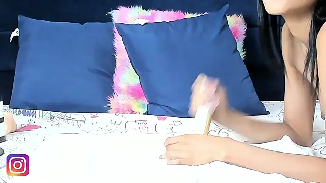 Kloe-squirts live sex cam