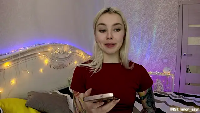 LillyMoure_'s cam snapshot