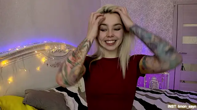 LillyMoure_'s cam snapshot