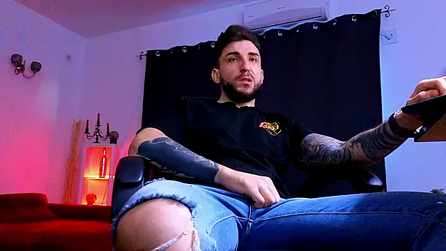 MightyAaron66 live sex cam