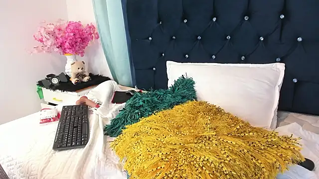 Inaya_Khalifa's cam snapshot