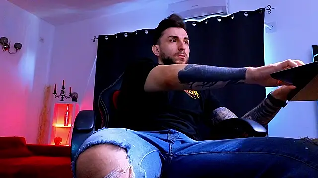 MightyAaron66 live sex cam