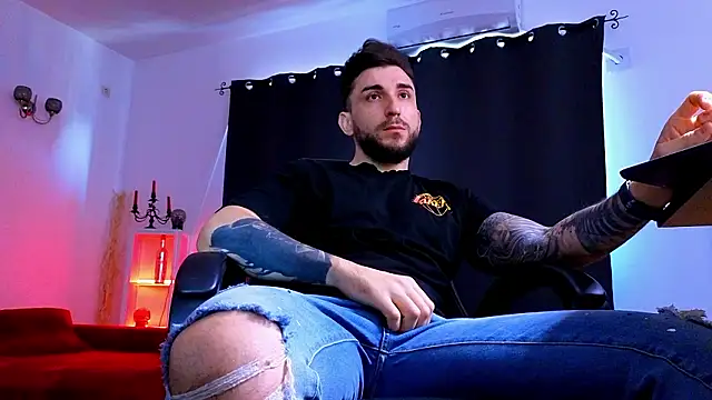 MightyAaron66 live sex cam