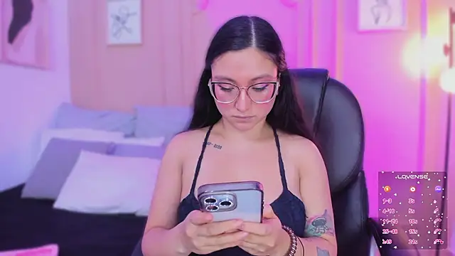 lucy_neil's cam snapshot