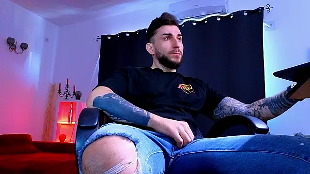 MightyAaron66 live sex cam