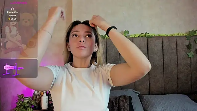 LanaMills_'s cam snapshot