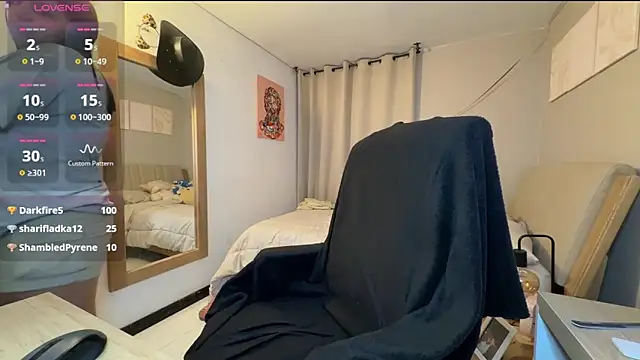 cloe_small's cam snapshot